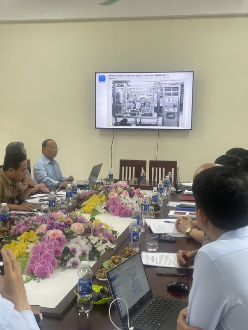 GS. TSKH. Từ Trung Chấn (Phó chủ tịch hội đồng khoa học Viện Nghiên cứu Công nghệ cao ASIAN) trình bày sáng chế NANO PLASMA cao tần tại Ban Quản lý Khu Đại học Nam Cao – Hà Nam